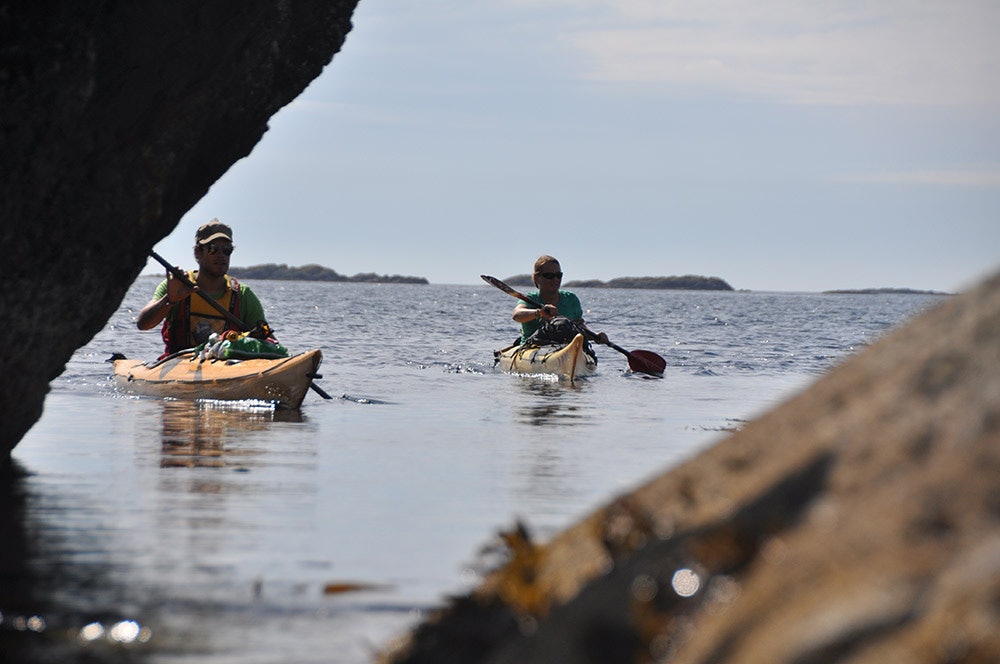 OPPDAG NORGE: Ankom steder og strender som ellers er umulige å komme seg til på annet vis. I kajakken har du plass til telt og alt du trenger. Foto: Sandra Lappegard padling i norge ferie