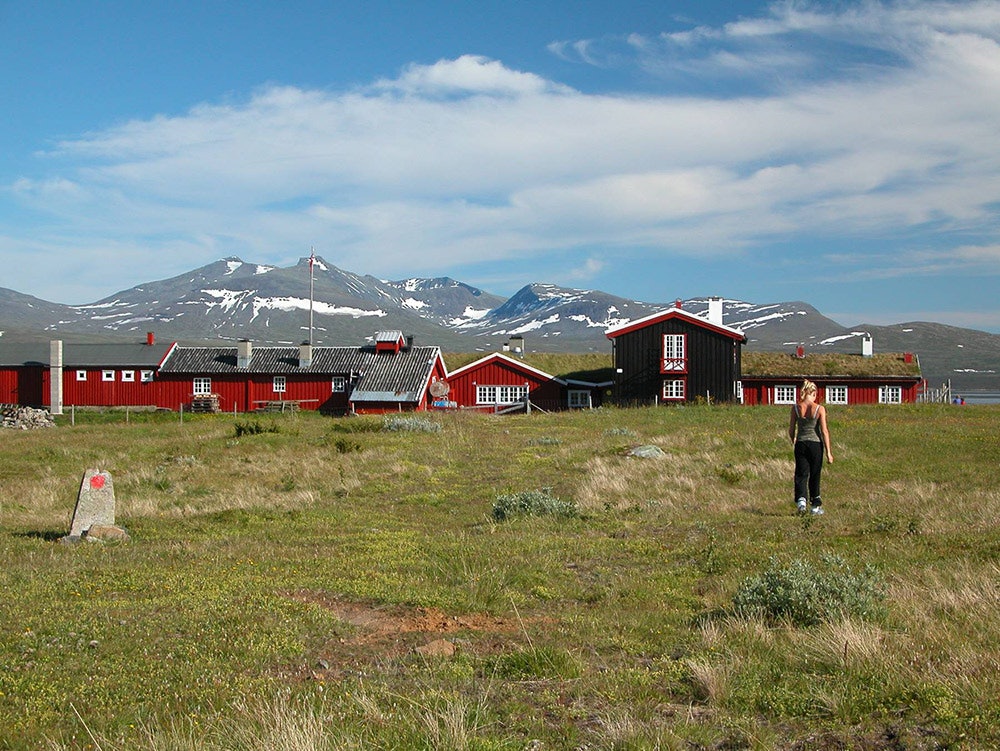 DRØMMETUR: Drømmer du om å gå en rundtur fra hytte
 til hytte, mellom flotte fjell, badevann og på god sti? Firkanten i grensefjellene Sylan er en klassiker både på svensk og norsk side, og fjellopplevelsene er fantastiske. Foto: Jonny Remmereit Sykkeltur-til-Storerikvollen-2008_foto-Jonny-Remmereit_116