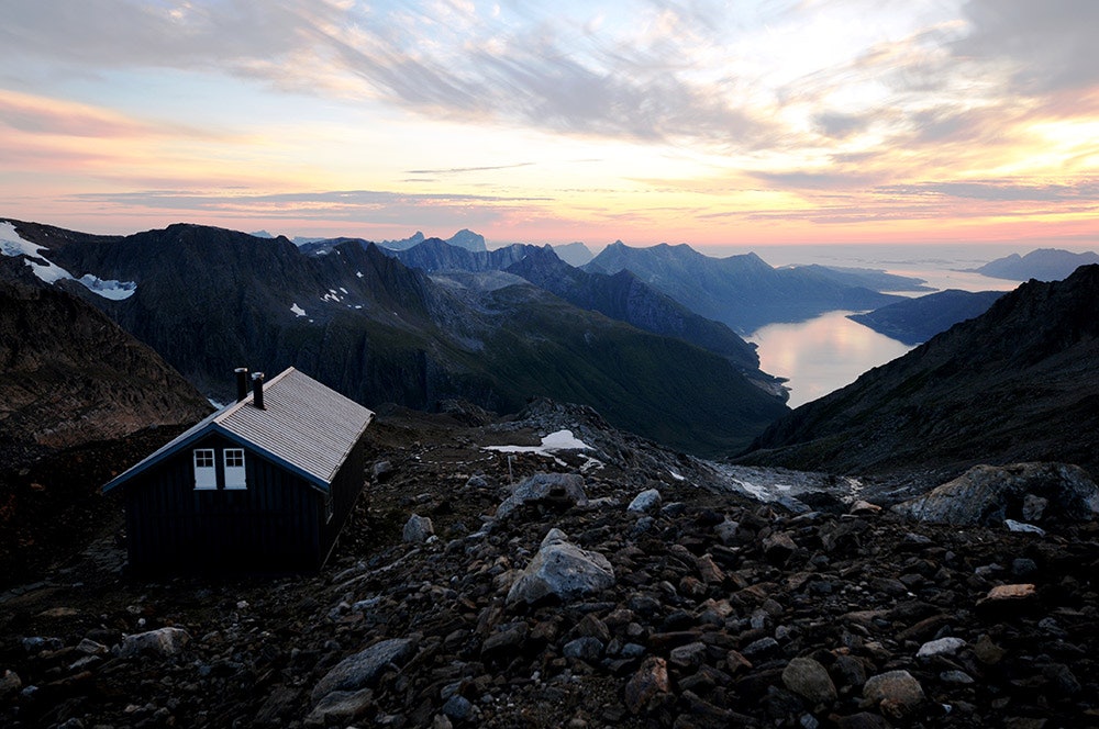PANORAMA: Som navnet tilsier er du ikke garantert finvær, men i midnattssol kan du også være meget heldig. Fra toppen venter et fantastisk 360 graders panorama ut over hav, øyer, fjorder og fjell. Foto: André Spica PANORAMA: Som navnet tilsier er du ikke garantert finvær, men i midnattssol kan du også være meget heldig. Fra toppen venter et fantastisk 360 graders panorama ut over hav, øyer, fjorder og fjell. Foto: André Spica