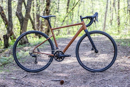 ROBUST ALLROUNDER: Cannondale Topstone 1 kommer blant annet i en jordlig brunfarge som setter tonen for grussykkelen. Alle foto: Knut Andreas Lone ROBUST ALLROUNDER: Cannondale Topstone 1 kommer blant annet i en jordlig brunfarge som setter tonen for grussykkelen. Alle foto: Knut Andreas Lone