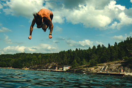 HARD LANDING: Har du ikke rett posisjon når du treffer vannoverflaten, vil du rett og slett på på en smell (dødser: Anders Rox). Foto: Christian Nerdrum HARD LANDING: Har du ikke rett posisjon når du treffer vannoverflaten, vil du rett og slett på på en smell (dødser: Anders Rox). Foto: Christian Nerdrum