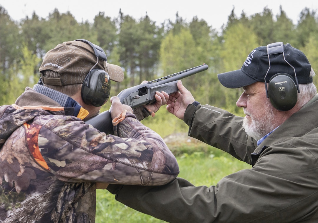 Riktig montert: Roger finjusterer på monteringen hos Omar. Allerede der er det mye å hente på treffsikkerheten.