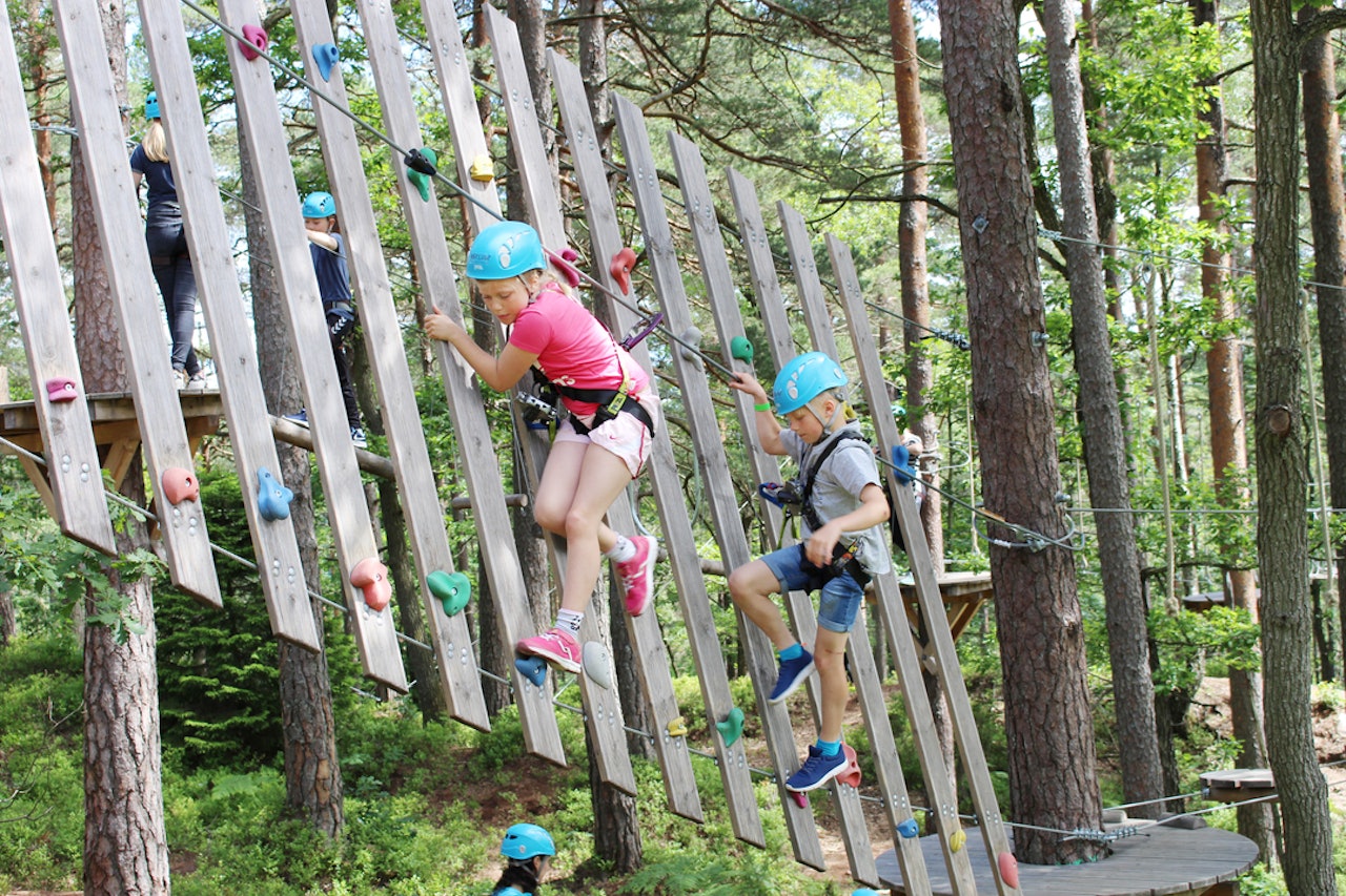SLIK HAR DU ALDRI GÅTT PLANKEN: Sidelengs balansekunst i klatreløypa til Høyt og Lavt Kristiansand. klatreparken kristiansand