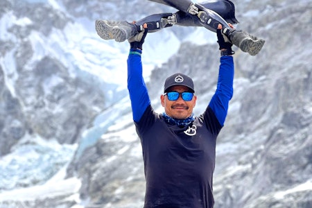 HISTORISK: Hari Budha Magar er den første dobbeltamputerte personen til å bestige Mount Everest, her fra Everest Base Camp. Foto: Chloe Groom/Sway PR Hari Budha Magar på Everest base camp
