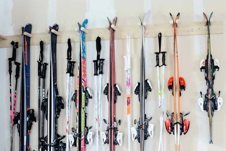 HELST IKKE SÅNN: Denne type stativ, der du setter skiene sammen og henger de etter skituppene er både praktisk og lett å lage selv, men eksperten anbefaler det absolutt ikke. HELST IKKE SÅNN: Denne type stativ, der du setter skiene sammen og henger de etter skituppene er både praktisk og lett å lage selv, men eksperten anbefaler det absolutt ikke.