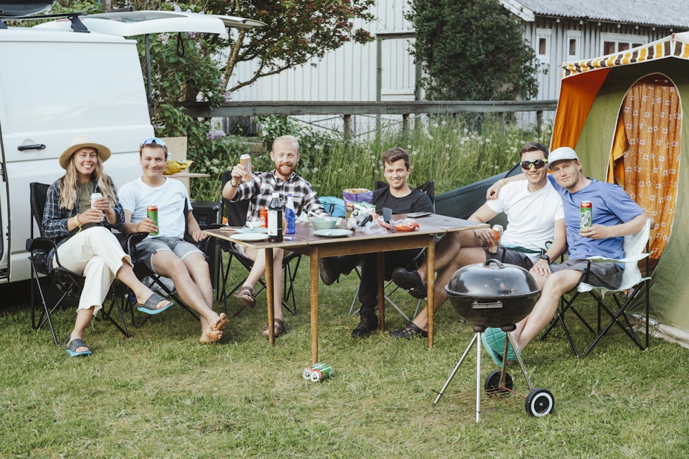 Du kan ha med deg mye div på Strynefestivalen, men kanskje det viktigste du må ta med er en campingstol! Foto: Pernille Holsvik