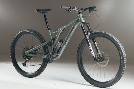 EN RIMELIG KLASSIKER: S-Works-utgavene er selvfølgelig bra, men hva får du hvis du bytter det med en aluminiumsversjon med rimelig utstyr? Foto: Kristoffer H. Kippernes. test specialized stumpjumper