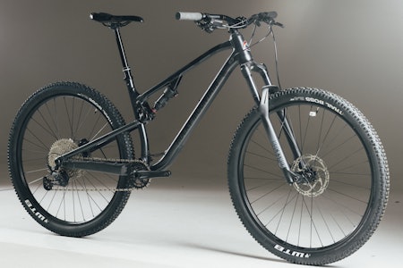 SVART RAKETT: Det blir ikke stort rimeligere enn dette - aluminiumsvarianten av Element har det aller enkleste utstyret. Foto: Kristoffer H. Kippernes. rocky mountain element test