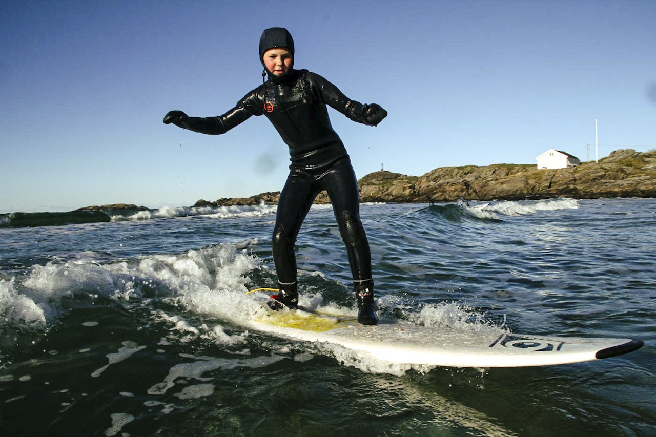 DEN FANTASTISKE MESTRINGSFØLELSEN: Mathilde Myrhaug, 12 år. Surf er aktivitet alle aldre har glede av. Foto: Audun Holmøy Røhrt