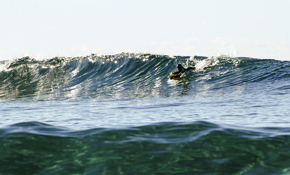 PÅ MAGEN: Et bodyboard gjør det mulig å komme ut i "grønne" bølger og gir masse nyttig erfaring med bølgene. Erlend Røhrt har lært seg knepene. Foto: Audun Holmøy Røhrt