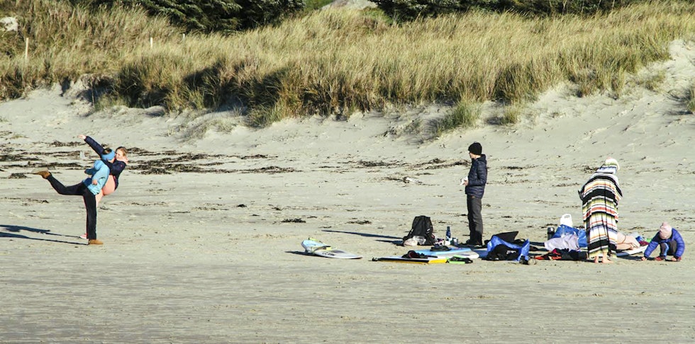INNIMELLOM ALT: Usystematisk strandlek etter surf og bading. Foto: Audun Holmøy Røhrt