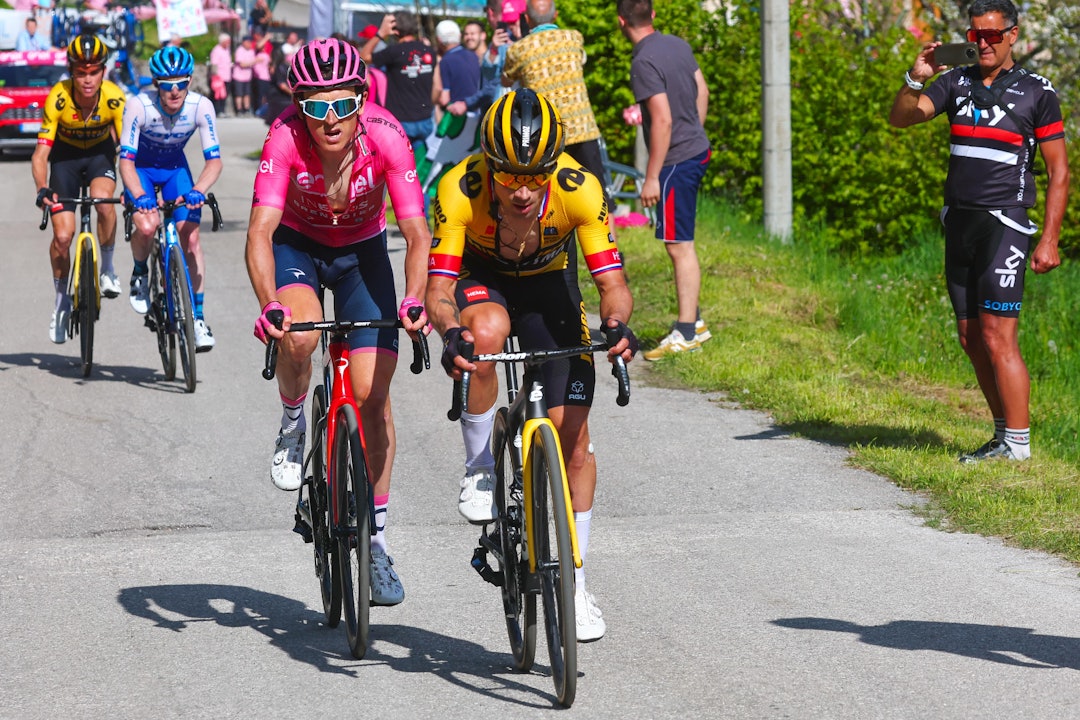 KLINTE TIL: Primoz Roglic forsøkte å riste av seg Geraint Thomas, men lykkes ikke. Foto: Cor Vos