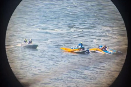 KOLLISJON: Hjelpepersonell strømmet til etter at wingfoileren hadde blitt truffet av hurtigbåten. Foto: Sofie Thunes Steen-Hansen Hjelpepersonell hjelper wingfoiler etter kollisjon.