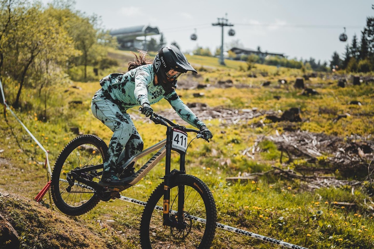 FULGTE OPP: Nellie Aabech tok en ny seier i iXS Downhill Cup. Foto: Schnittbilder.at. nellie aabech utforsykling