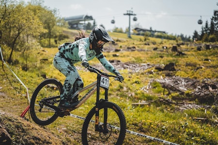 FULGTE OPP: Nellie Aabech tok en ny seier i iXS Downhill Cup. Foto: Schnittbilder.at. nellie aabech utforsykling