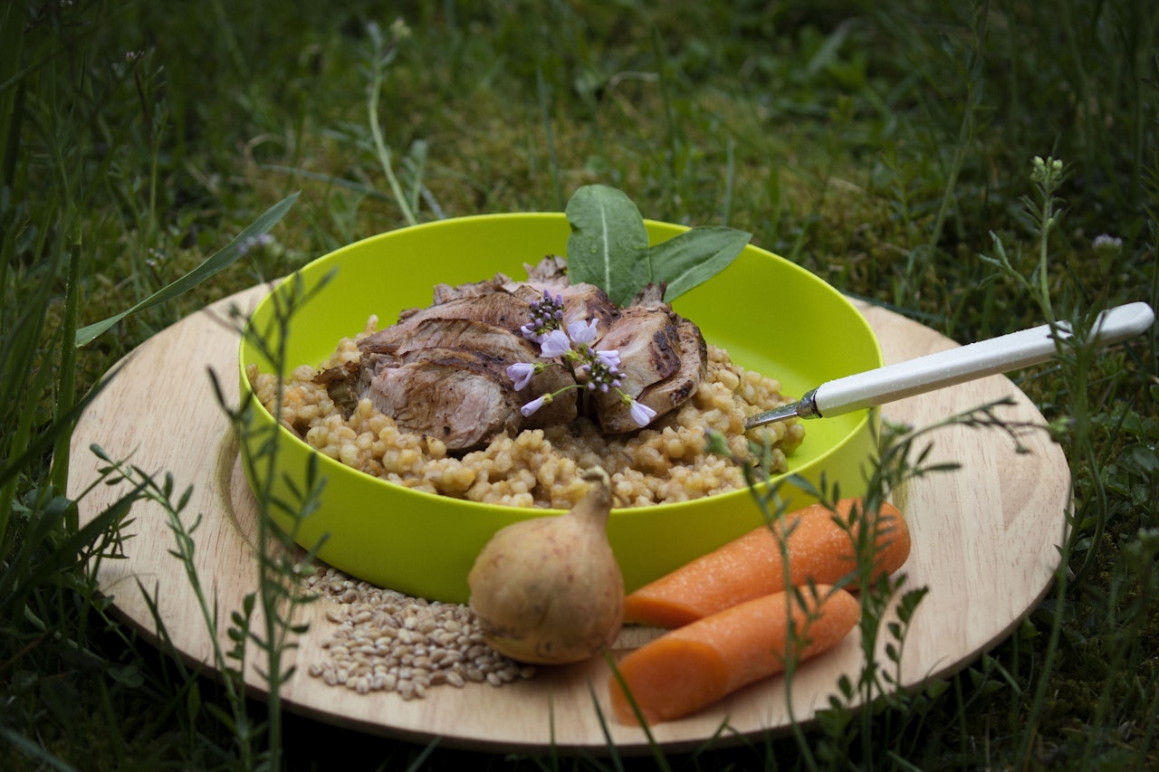 BYGGOTTO: Dandert med surblad og engkarse som du også kan spise. Foto: Sigrid Henjum byggotto turmat