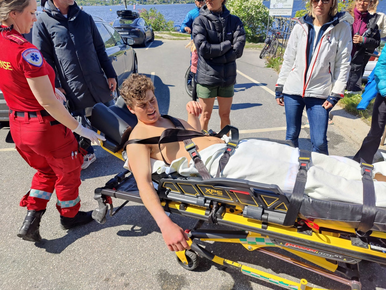 VOLDSOM KOLLISJON: Her fraktes Francis Gautneb inn i ambulanse etter ulykken i Drøbaksundet søndag. Foto: Christian Nerdrum