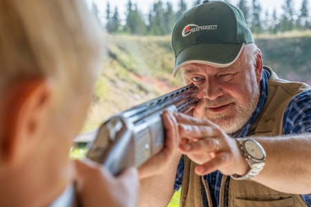 Leder av NM komiteen i Vang Jakt- og Fiskeforening, Roger Nygaard lokker med gratis påmelding for juniorer og kongepokal til den beste skytteren. (Foto: Jo Stenersen)