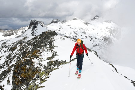 LOFOTEN I MAI: Det er fortsatt skiføre mange steder i Norge, og i deler av Nord-Norge er det full vinter. Dette er fra Kvittinden i Lofoten 22. mai. Foto: Espen Nordahl
