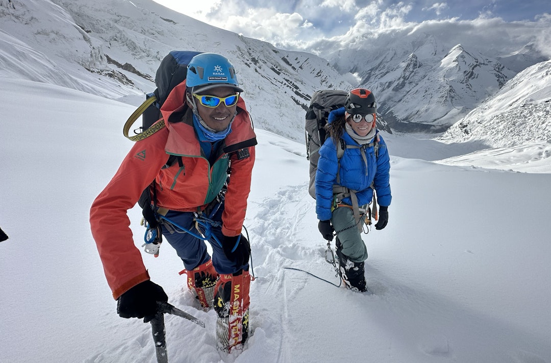 TURKOMPIS: Kristin Harila på vei opp på Dhaulagiri sammen med Tenjen Lama Sherpa. Foto: Privat TURKOMPIS: Kristin Harila på vei opp på Dhaulagiri sammen med Tenjen Lama Sherpa. Foto: Privat