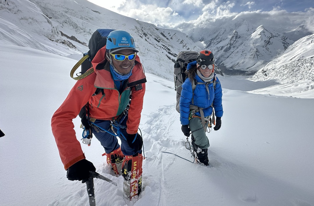 TURKOMPIS: Kristin Harila på vei opp på Dhaulagiri sammen med Tenjen Lama Sherpa. Foto: Privat