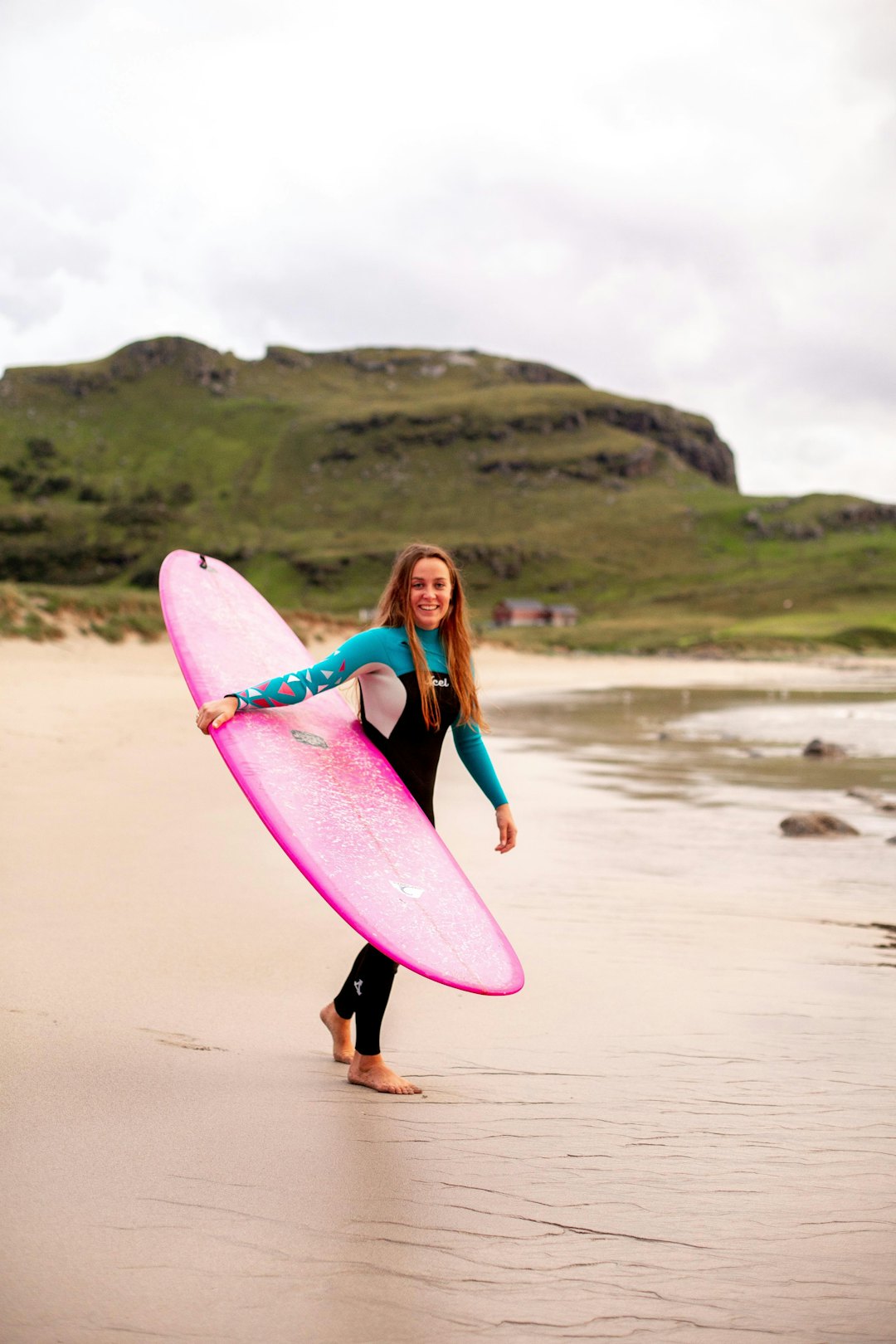 ERVIKA: Gunhild Vestbø Næss på vei ut i bølgene. Foto: Camilla Monsen ERVIKA: Gunhild Vestbø Næss på vei ut i bølgene. Foto: Camilla Monsen