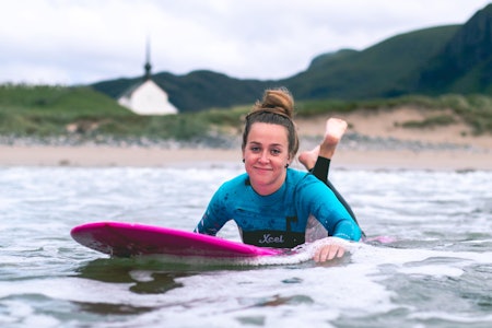 ELSKET HAVET: Gunhild Vestbø Næss var en ivrig surfer. Her er hun på vei ut i bølgene ved Ervik på Stadlandet. Foto: Camilla Monsen ELSKET HAVET: Gunhild Vestbø Næss var en ivrig surfer. Her er hun på vei ut i bølgene ved Ervik på Stadlandet. Foto: Camilla Monsen