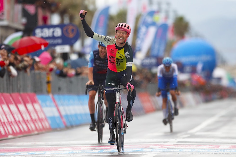 DANSK STJERNE: Magnus Cort vant nylig en etappe i det italienske treukersrittet Giro d'Italia. I 2024 blir han etter alt å dømme Uno-X-rytter. Foto: Cor Vos