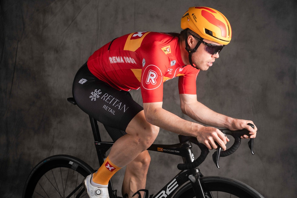 LETT SYNLIG: Gule hjelmer og rød drakt skal fremdeles gjøre at laget blir lett å få øye på i Tour de France-feltet. Foto: Wordup Projects
