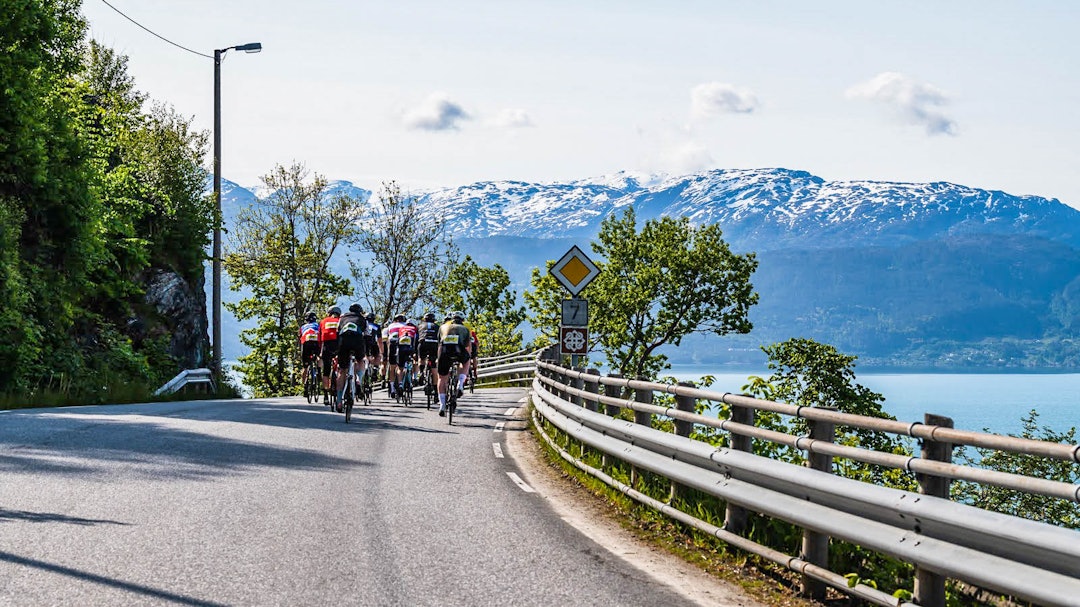 STRÅLENDE VÆR: De rytterne med litt overskudd kunne nyte den vakre utsikten over Hardangerfjorden mens de syklet. Foto: Erling Berge
