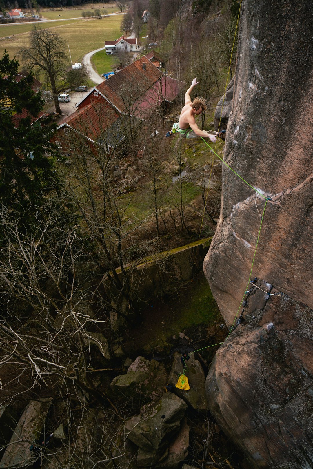 Suser: Kristoffer faller på det siste flyttet på den utsatte ruta Savage Horse 9- R/X. To messingkiler i et grunt riss sikrer han. Suser: Kristoffer faller på det siste flyttet på den utsatte ruta Savage Horse 9- R/X. To messingkiler i et grunt riss sikrer han.