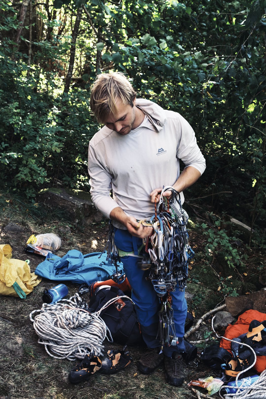 Racker opp: En vanlig dag på Häller. Statisk tau, tre-fire par med klatresko, rack. Racker opp: En vanlig dag på Häller. Statisk tau, tre-fire par med klatresko, rack.