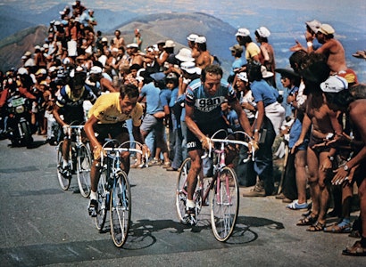 KLASSISK DUELL: Belgiske Lucien Van Impe i gult og nederlandske Joop Zoetemelk i blått i duell på vei opp Puy de Dôme. Etappen er kjørt 13 ganger – men ikke siden 1988. Impe vant i 75, Zoetemelk i 76 og 78. Foto: Photosport/Scanpix