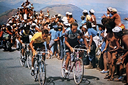 KLASSISK DUELL: Belgiske Lucien Van Impe i gult og nederlandske Joop Zoetemelk i blått i duell på vei opp Puy de Dôme. Etappen er kjørt 13 ganger – men ikke siden 1988. Impe vant i 75, Zoetemelk i 76 og 78. Foto: Photosport/Scanpix