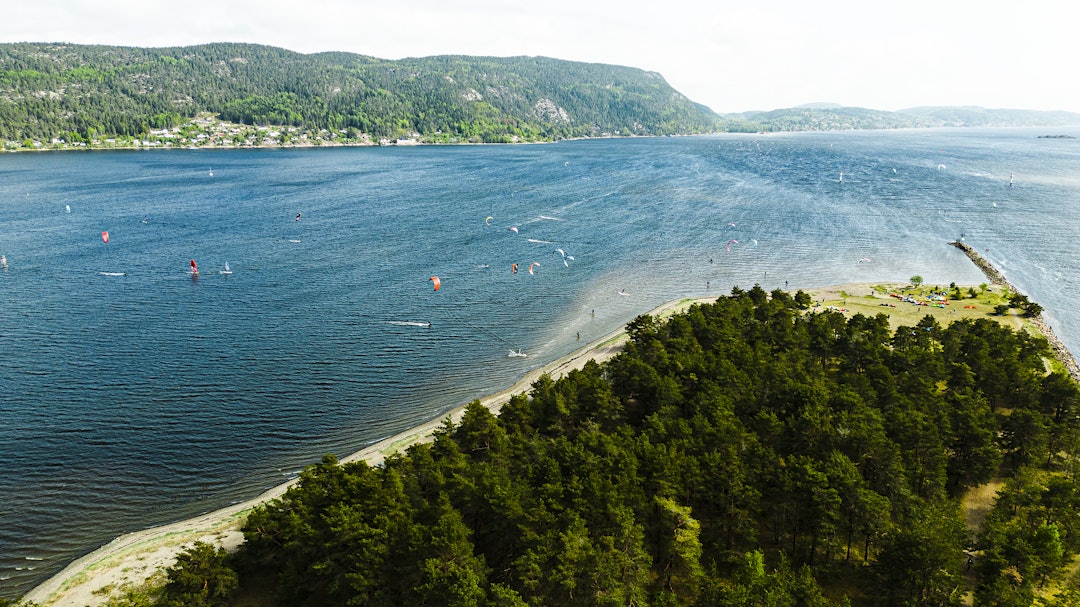 MYE PLASS: På en god dag blir himmelen farget av titalls kiter. Foto: Christian Nerdrum. MYE PLASS: På en god dag blir himmelen farget av titalls kiter. Foto: Christian Nerdrum.