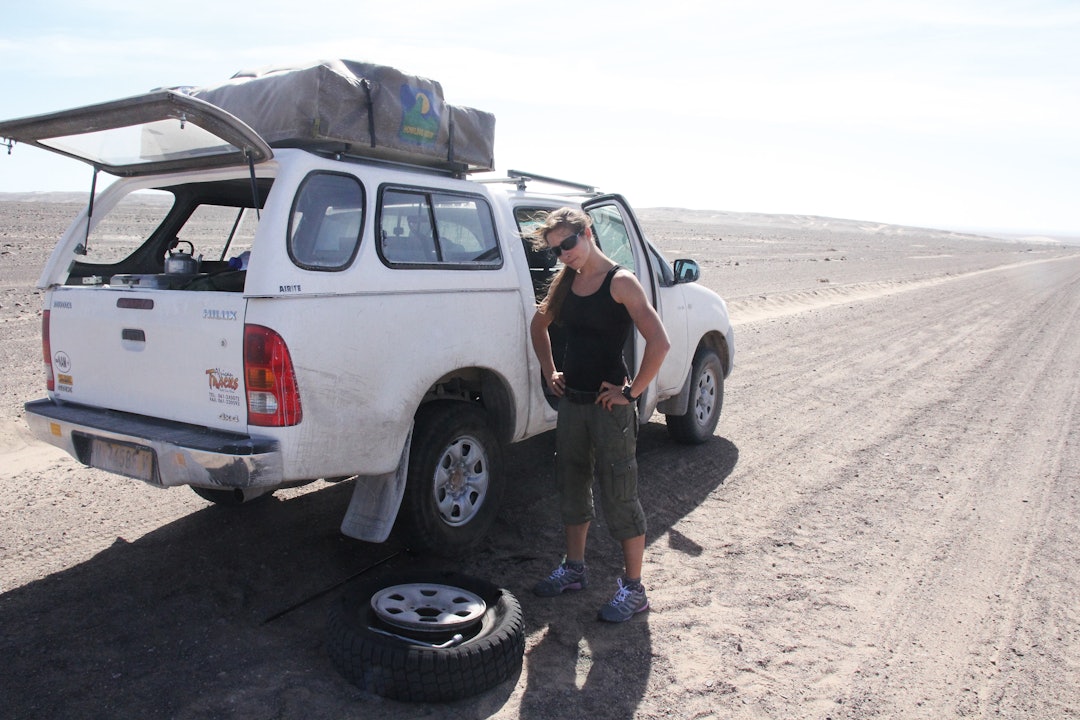 FULL STOPP: Inga Strumke har sin første punktering under en måneds offroadtur i Namibia, på vei til Skeleton Coast, desember 2011. Foto: Privat. FULL STOPP: Inga Strumke har sin første punktering under en måneds offroadtur i Namibia, på vei til Skeleton Coast, desember 2011. Foto: Privat.
