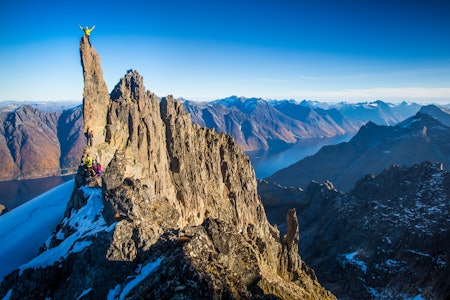 SMALT OG LUFTIG: Det er en helt spesiell følelse å stå på toppen av en smal og spiss pinakkel Her fra superklassikeren Bladet i Molladalen på Sunnmøre. Foto: Håvard Myklebust SMALT OG LUFTIG: Det er en helt spesiell følelse å stå på toppen av en smal og spiss pinakkel Her fra superklassikeren Bladet i Molladalen på Sunnmøre. Foto: Håvard Myklebust