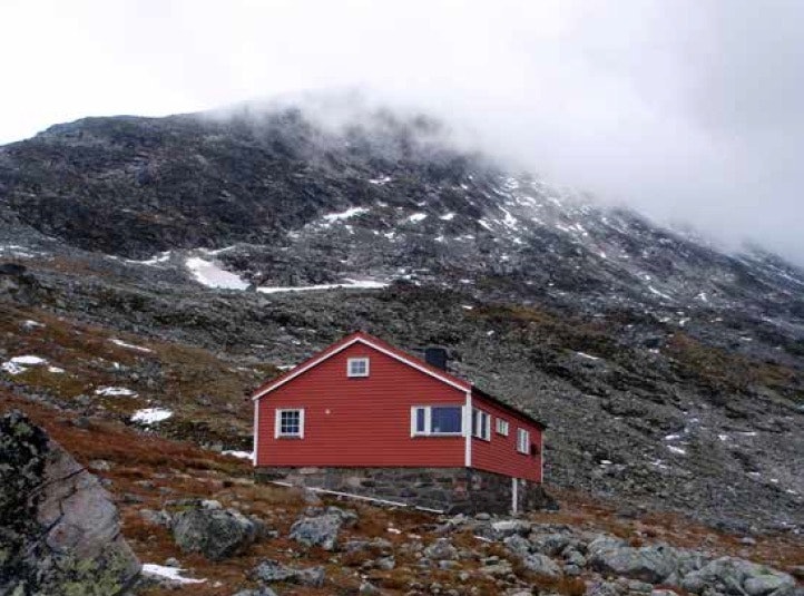 TINDEKLUBHYTTA: Ja, med en b, ligger inni Skagedalen. Foto: Arne Larsen norsk tindeklubs hytte i skagedalen_foto arne larsen