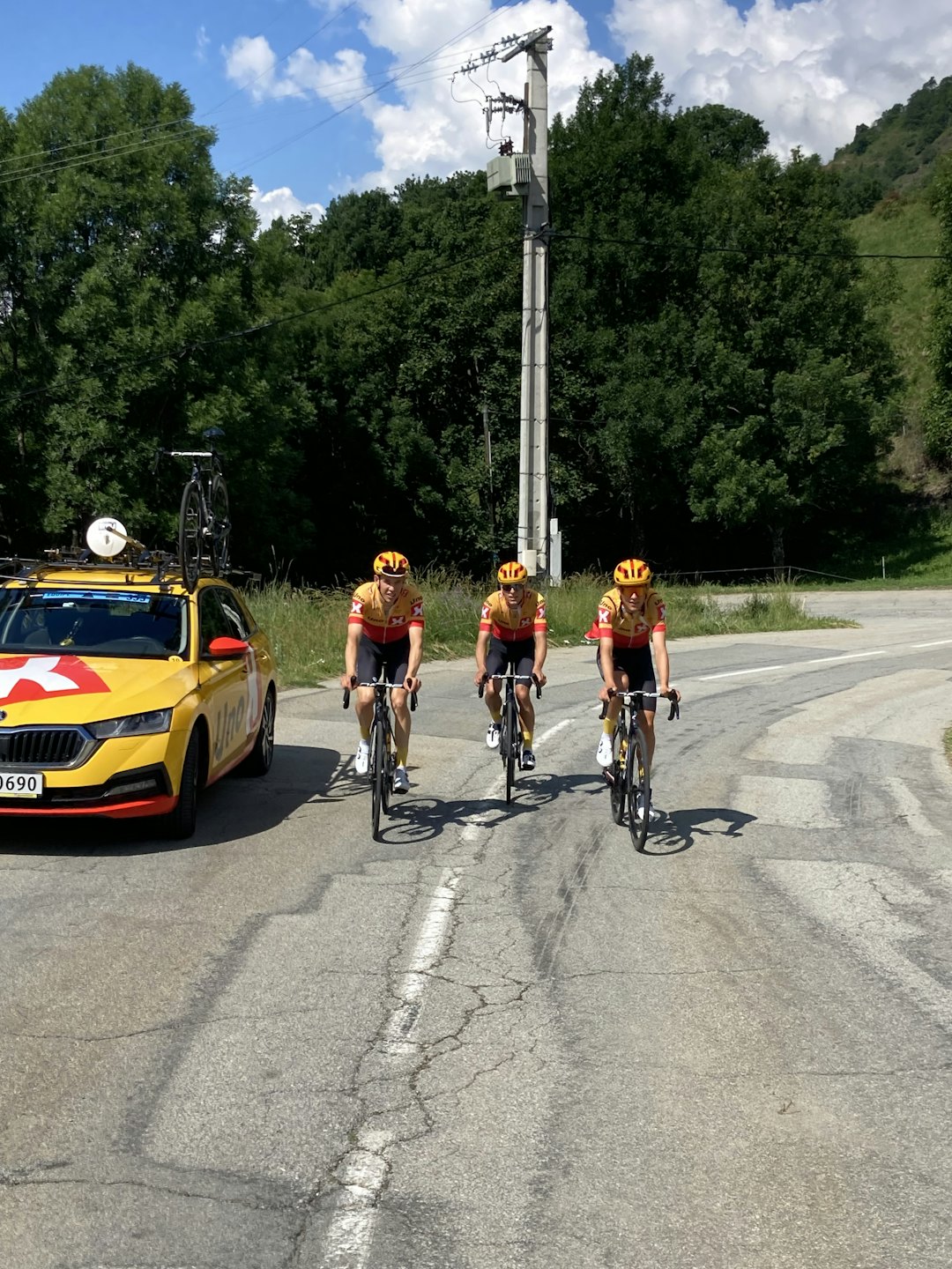 SISTE FINPUSS: Jonas Gregaard, Tobias Halland Johannessen og Torstein Træen gjør de siste forberedelsene inn mot Tour de France i Alpene. FOTO: Lars Holm