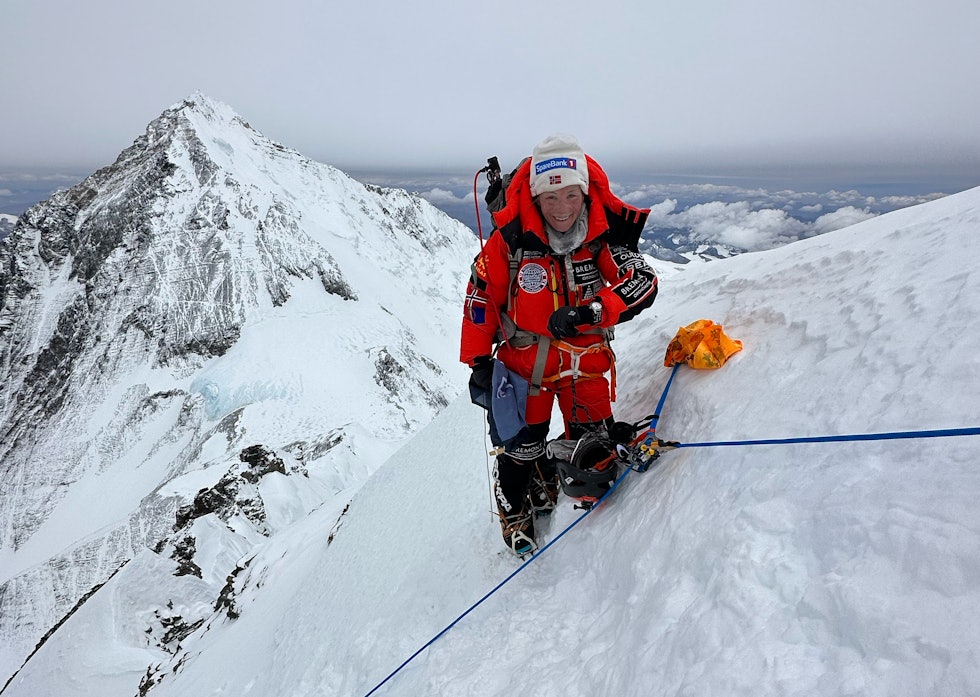 KRITISERES: Kristin Harila får kritikk for bruk av helikopter på sine to siste bestigninger i Himalaya. Her er hun på vei opp mot Lhotse med Mt. Everest i bakgrunnen. Foto: Tenjen Lama Sherpa
