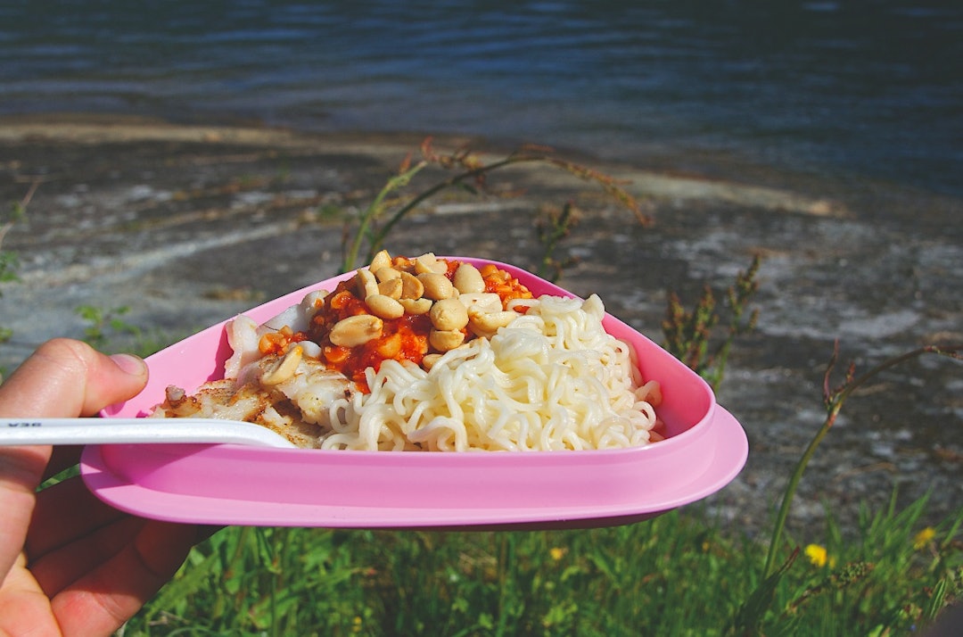 TURMAT: Fisk med peanøtter og nudler. Godt og næringsrikt! Foto: Sigrid. Henjum fisk nudler og peanøtter