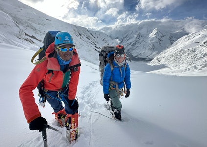 EFFEKTIVT LAG: Kristin Harila og Tenjen (Lama) Sherpa har vært ekstremt raske i bestigningen av de ni første fjellene i jakten på verdensrekorden. Her er de på Dhaulagiri. Foto: Privat