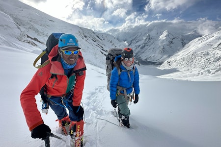 EFFEKTIVT LAG: Kristin Harila og Tenjen (Lama) Sherpa har vært ekstremt raske i bestigningen av de ni første fjellene i jakten på verdensrekorden. Her er de på Dhaulagiri. Foto: Privat