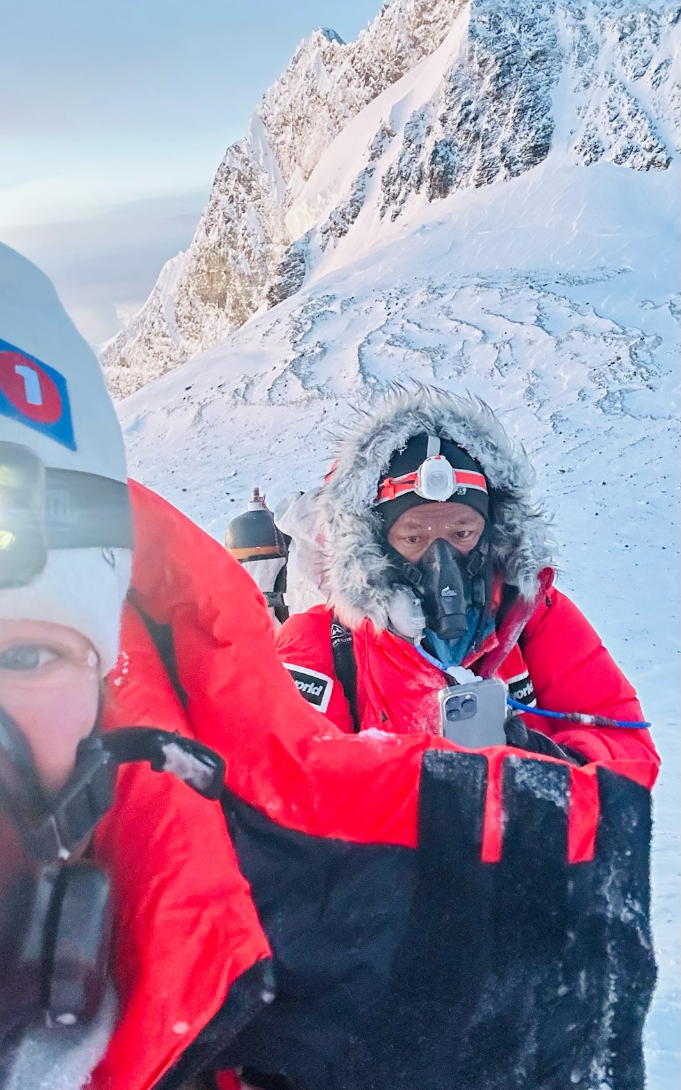 PÅ REKORDJAKT: Kristin Harila og hennes faste sherpa Tenjen (Lama) Sherpa ligger langt foran skjema i jakten på verdensrekorden. Her er de på Mt. Everest i vår. Arkivfoto: Kristin Harila