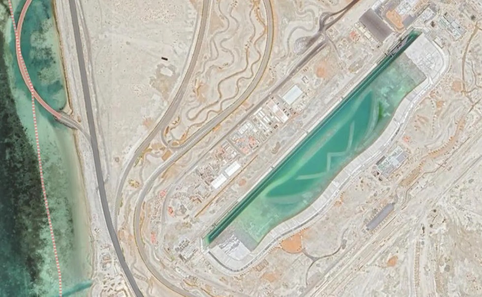 ABU DHABI SURF: Slik vil bassenget se ut fra satelittkameraet til Google Earth. Bildet er tatt i 2021(!). Foto: Google Earth