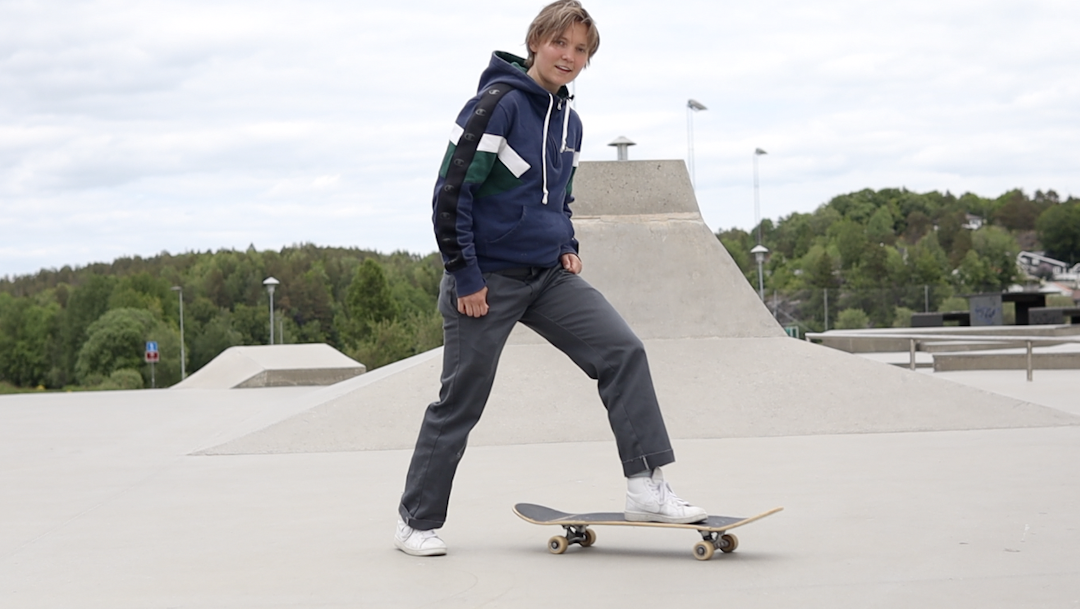 REGULAR: Tonje skater selv regular. Når begge bena ikke er på plata, sparker hun i fra med høyrebeinet sitt. Foto: Fredrik Ouren Jostad Tonje Pedersen skateskole