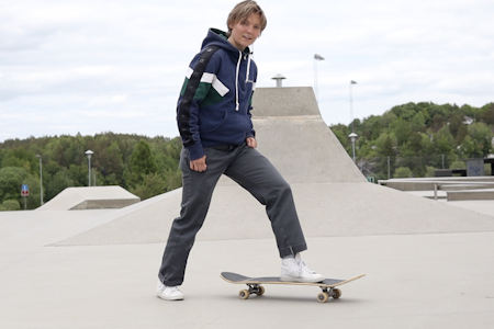 REGULAR: Tonje skater selv regular. Når begge bena ikke er på plata, sparker hun i fra med høyrebeinet sitt. Foto: Fredrik Ouren Jostad Tonje Pedersen skateskole