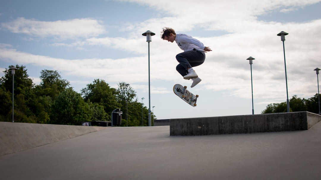 DRØMMETRIKSET: Kickflip er ikke noe man lærer første dagen på brettet, derfor er det greit å være tålmodig når man er fersk skater. Foto: Fredrik Ouren Jostad Tonje Pedersen gjør kickflip