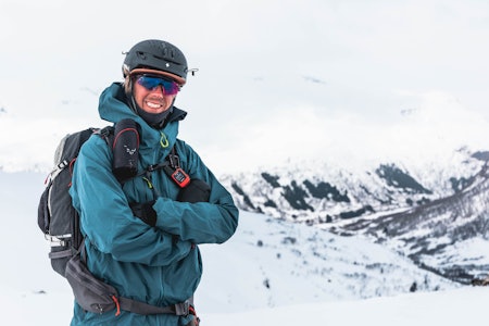 TVERRFJELLET: Andreas Fausko på topptur i Myrkdalen etter sin første natt i hytte på turen. Foto: Andreas Løve Storm Fausko