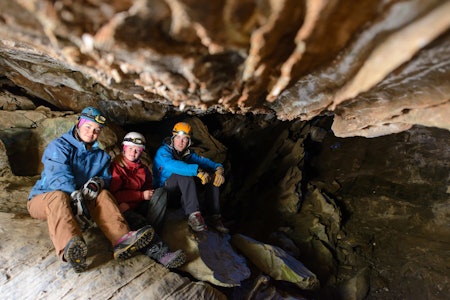 GROTTETUR: En tur inn i Dumdalsgrottene er en ganske annerledes fjelltur. Foto: Ove Nestvold dumdalsgrottene med ungdommer